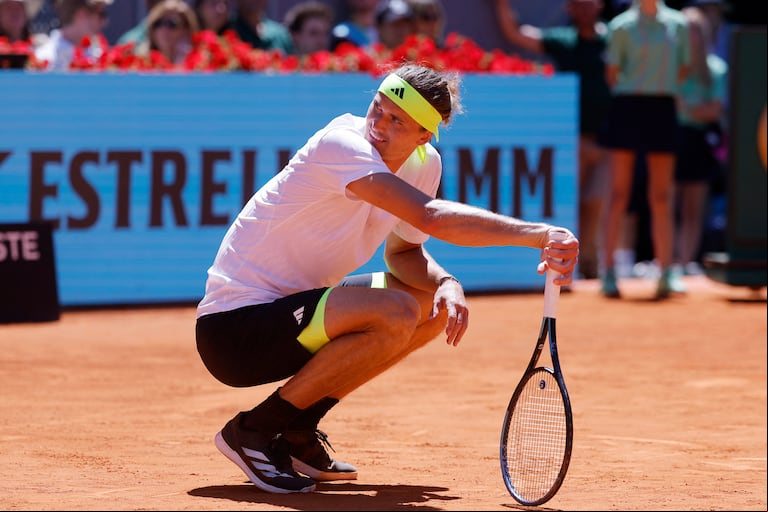 Una acción realmente insólita ocurrió en el Master 1000 de Madrid después de que Alexander Zeverev se mostrara disconforme con un fallo y sacara su celular en pleno partido para retratar que la pelota había picado fuera de los límites de la cancha.(REUTERS/Juan Medina)