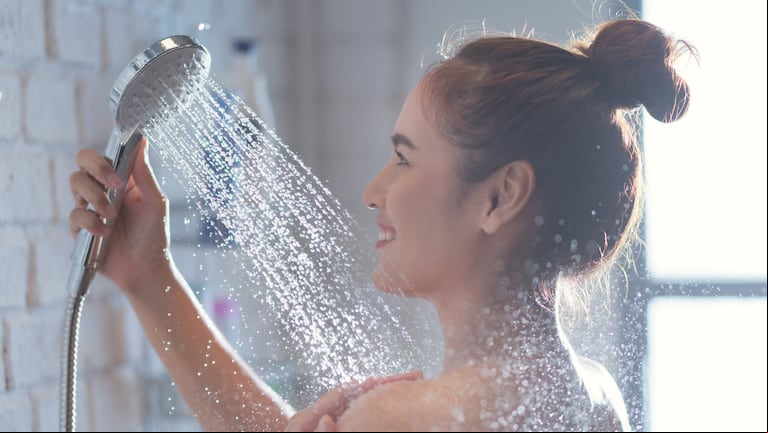 Una buena ducha ayuda a despertarse en las mañanas. (Foto: Adobe Stock)