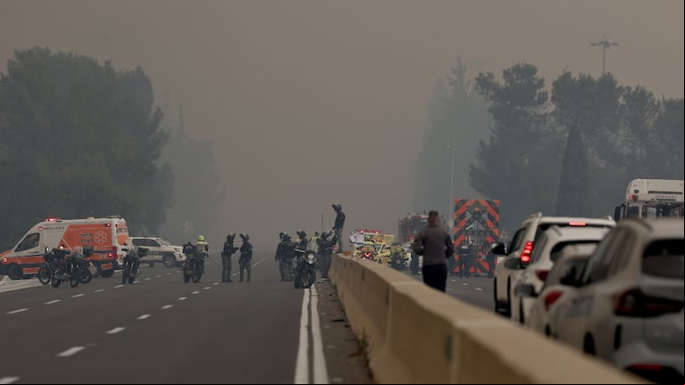 Una carretera cortada al oeste de Jerusalén en medio de una humareda causada por graves incendios (Foto: EFE)