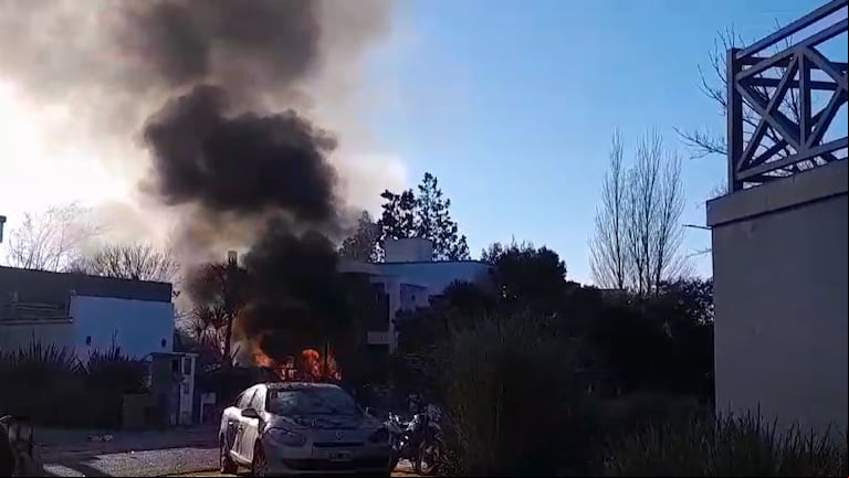 Una casa explotó en un country de Chascomús. (Foto: captura video TN).