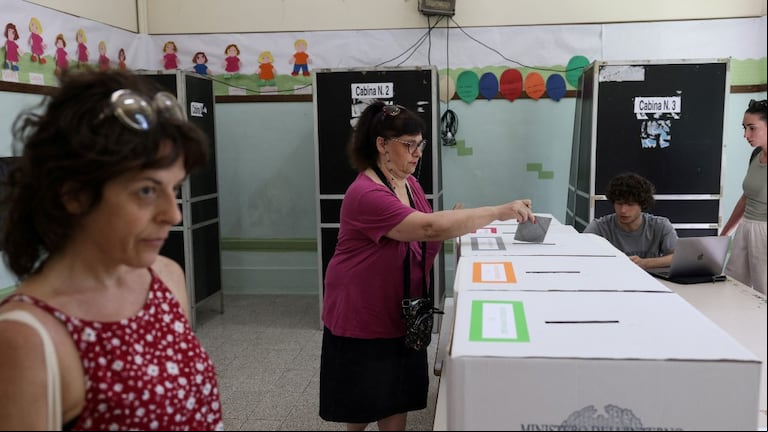 Una ciudadana italiana vota hoy en Roma (Foto: Reuters)