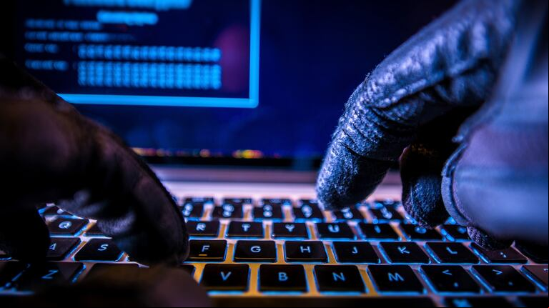 Una de las formas más habituales de ciberdelito es el phishing, donde el delincuente envía un mensaje para que la víctima brinde información personal sin darse cuenta. (Foto: Adobe Stock).