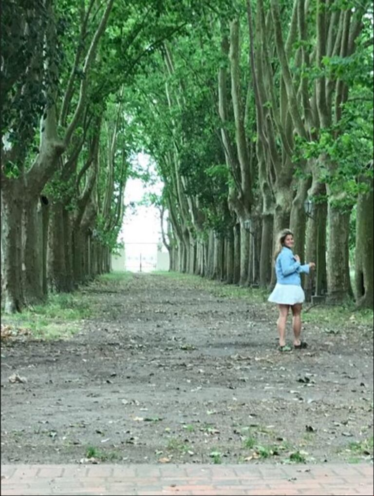 Una de las hijas de Burlando en la entrada del campo, que se destaca por su gran cantidad de árboles. (Foto: familia Burlando)