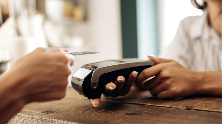 Una de las preguntas que se hacen los argentinos a la hora de realizar una compra en un contexto de alta inflación es si conviene pagar en efectivo o en cuotas. (Foto: Adobe Stock)
