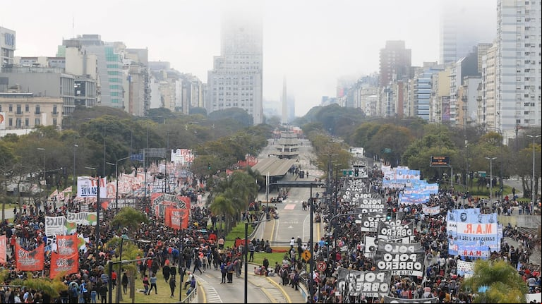 Una de las ya clásicas movilizaciones de piqueteros sobre la avenida 9 de Julio para protestar frente al Ministerio de Desarrollo Social. (Foto: NA/Damián Dopacio).