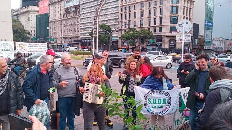 Una delegación de yerbateros llegó a la Ciudad de Buenos Aires para reunirse con funcionarios del Gobierno y realizaron una mateada en el Obelisco.  (Foto: Clarín)
