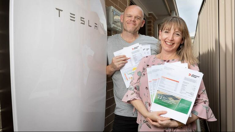 Una familia de Australia ahorró miles de dólares usando baterías y es solares de Tesla. (Foto: Natural Solar).