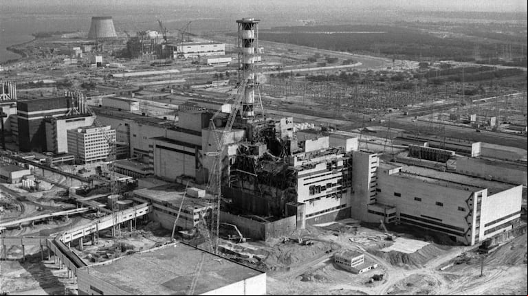 Una foto de archivo de 1986 de una vista aérea de la planta nuclear de Chernobyl, en Ucrania, que muestra los daños causados ​​por una explosión y un incendio en el reactor cuatro que envió grandes cantidades de material radioactivo a la atmósfera (Fuente: AP)