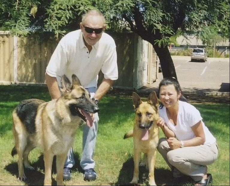 Una imagen de la Gene Hackman y Betsy Arakawa junto a dos de los perros que tuvieron a lo largo de su vida. (Foto: Facebook/Dogwood Animal Rescue Project)