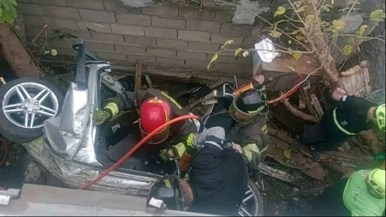 Una mujer fue embestida por un tren en Ludueña y quedó atrapada en su auto. (Foto: X/@hechosanderecho).