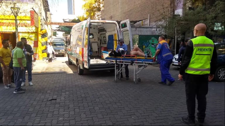 Una mujer se tiró dos veces de un edificio en Mendoza y sobrevivió de milagro: investigan un intento de robo. (Foto: gentileza Los Andes)
