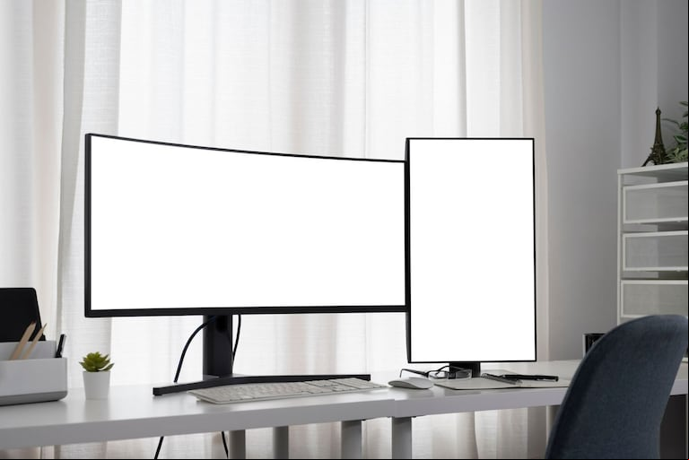 Una pantalla vertical y otra horizontal: el uso híbrido puede resultar beneficioso en muchos casos. (Foto: Adobe Stock)