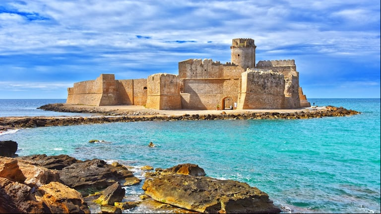 Una plataforma le ofrece a los turistas hospedarse en castillos antiguos. (Foto: Adobe Stock).