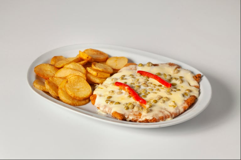 Una salsa de queso sobre la carne le agrega sabor al plato (Foto: Adobe Stock)