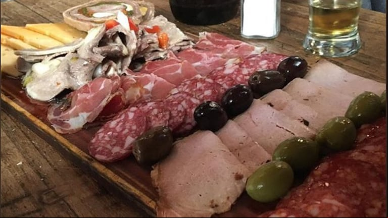 Una tabla de picadas en el bar El Federal, en San Telmo. Foto: Instagram @bar_el_federal.