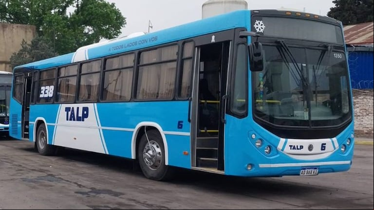 Una unidad de la icónica línea 338 de colectivos. Foto: X @talp338