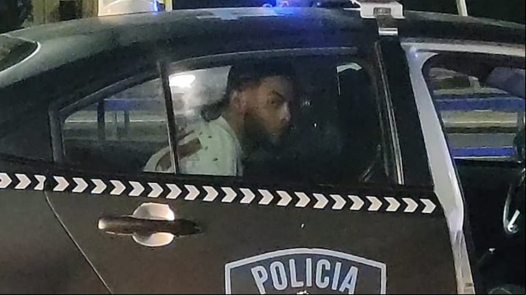 Uno de los agresores tras ser detenido por la Policía. (Foto: TN)