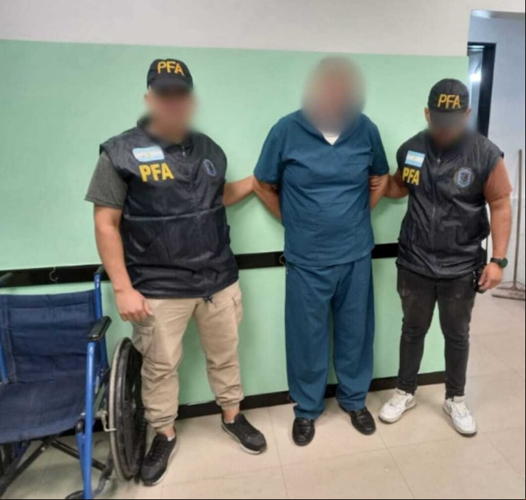 Uno de los detenidos durante el operativo. (Foto: PFA)