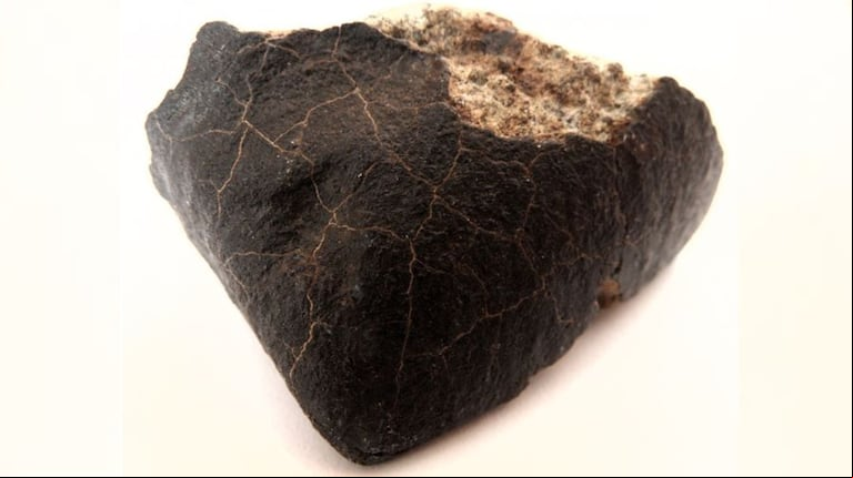 Uno de los meteoritos que José María Madiedo tiene en su casa. (Foto: Facebook de Metoroides.net)