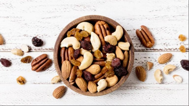 Uno de los snacks más saludables son los frutos secos. Contienen fibras, proteínas y grasas saludables que aportan energía y sensación de saciedad. (Foto: Freepik)