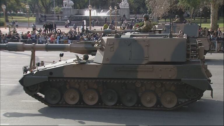 Uno de los tanques argentinos que recorrió la avenida. (Fuente: TN).