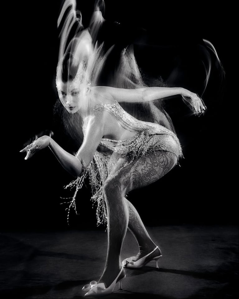 Úrsula Corberó posó con un body de Dior. (Foto: @elizavetaporodina/@voguespain)