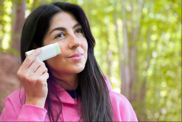 Utilizar crema solar en invierno no solo ayuda a proteger tu piel, sino que también evita las manchas. boryanam - stock.adobe.com