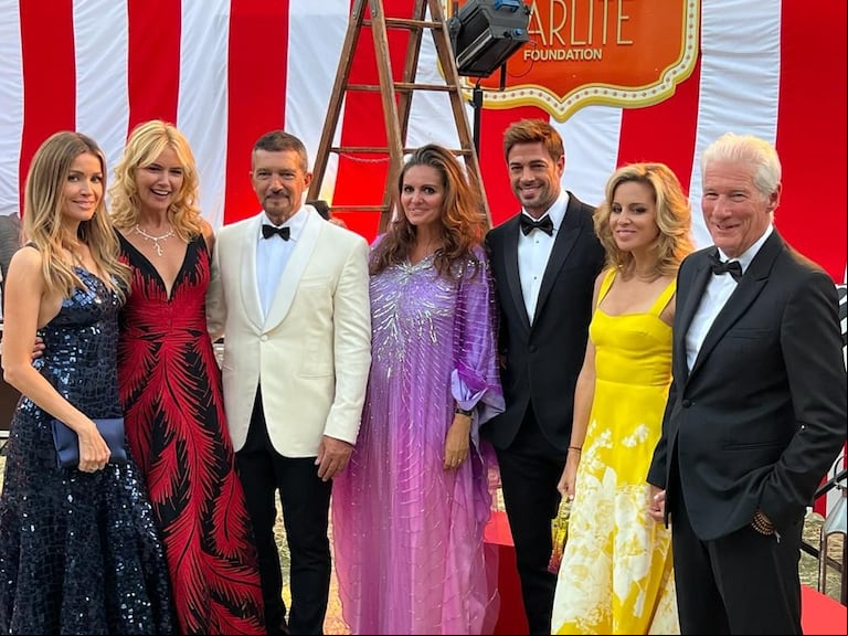 Valeria Mazza con el matrimonio Banderas, los Gere, William Levy y la directora de Starlite, todos de gala. (Foto: @alejandrogravier)