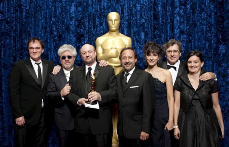 Vanesa Ragone junto a Quentin Tarantino, Juan Jose Camla, Pedro Almodovar Guillermo lla y Mariela Besviesky, el día que "El secreto de sus ojos" se llevó el Oscar. (Foto: Instagram / Vaneragone)