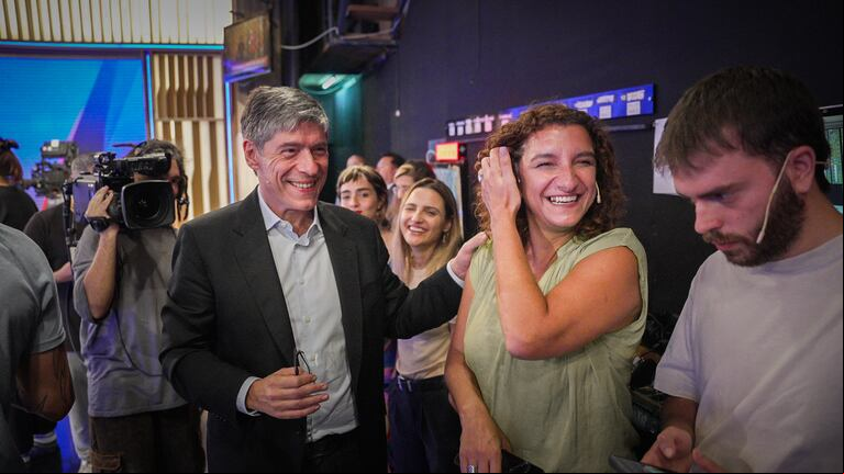 Vanina Biasi, candidata de la izquierda, junto a Juan Abal Medina. (Foto: TN / Nicolás González)