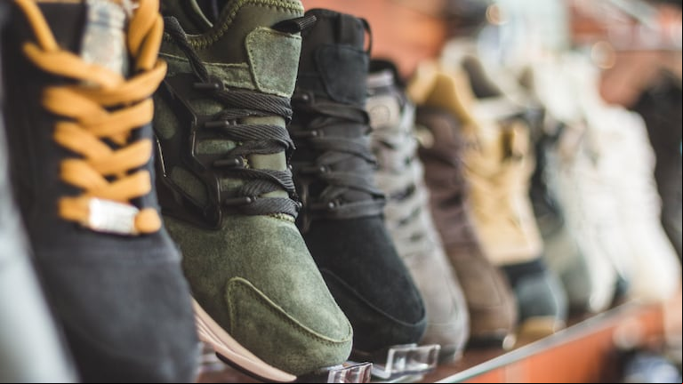 Varias marcas ofrecen zapatillas con descuento de hasta el 50%: dónde conseguirlo (Foto: Adobe Stock).