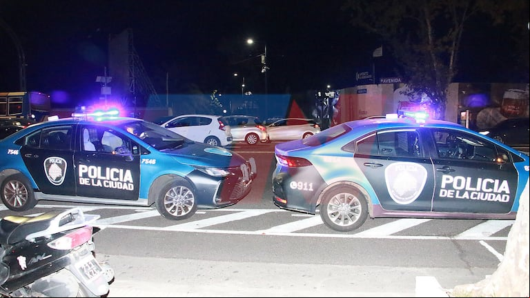Varias patrullas llegaron al edificio donde vive Wanda Nara, tras reportarse una situación de tensión con Mauro Icardi. (Fotos: Movilpress)