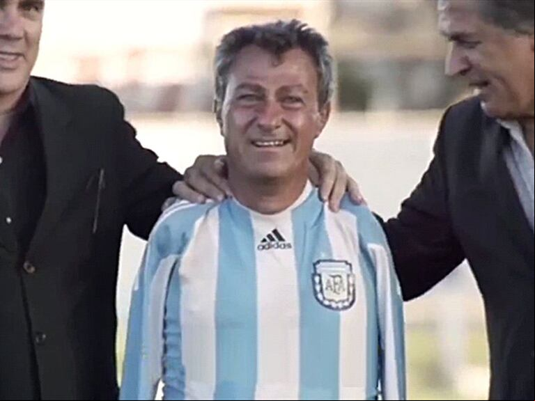 Víctor Dell'Aquila, en un homenaje a la Selección campeona, junto con Alberto Tarantini y Ubaldo Fillol.