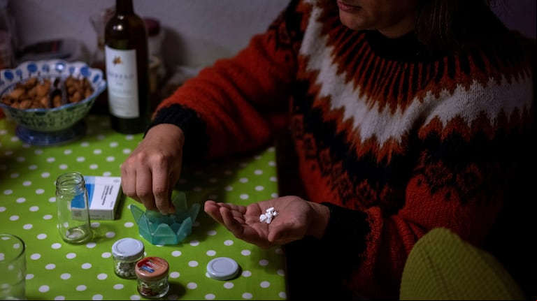 Victoria Martinez tomando su dosis diaria de hormonas en su casa en Barcelona, España. (Foto: AP)