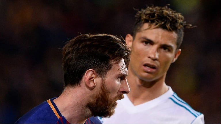 VIEJOS TIEMPOS. Messi y Cristiano enfrentándose en un Clásico (Foto: AFP)