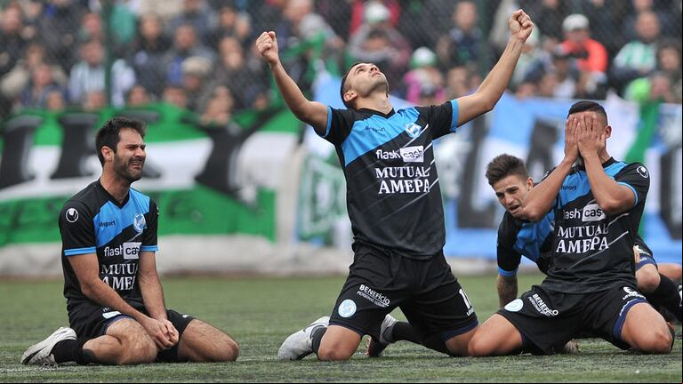 Villa San Carlos festeja el ascenso. (Telam)