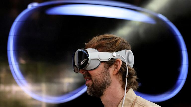 Vision Pro debutó en el mercado hace poco más de una semana. (Foto: Reuters/Mike Blake)