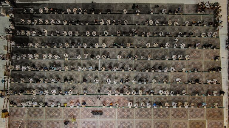 Vista aérea de adoradores musulmanes chiítas leyendo el Sagrado Corán en la Gran Mezquita de Kufa, en Nayaf, Irak, durante el mes sagrado musulmán de Ramadán. (Foto: AFP)