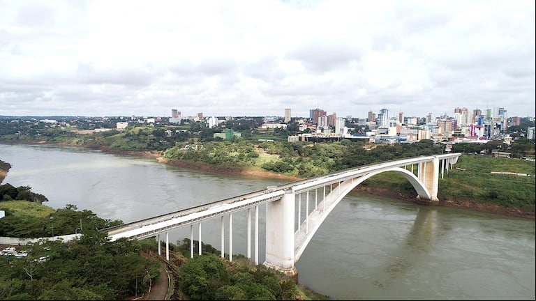 Vista general del puente de la Amizade  de Ciudad del Leste (Brasil).
Fuente: EFE/Wellington Macedo