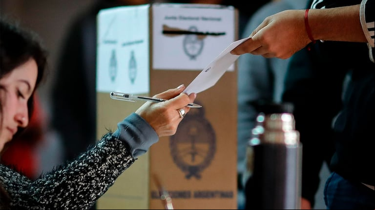 VOTAR POR PRIMERA VEZ. Paso a paso, cómo votar por primera vez en la Argentina. (Foto: EFE/Juan Ignacio Roncoroni)