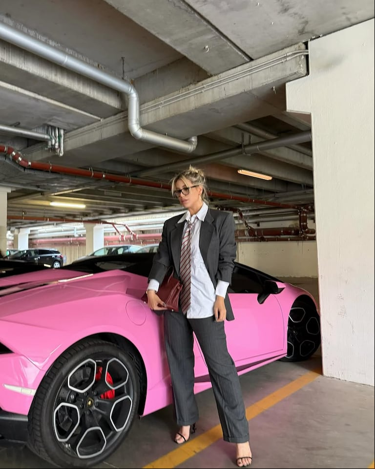 Wanda Nara, en el estacionamiento de los tribunales de Milán al lado de su auto deportivo ploteado de rosa. (Foto: Instagram/@wanda_nara).