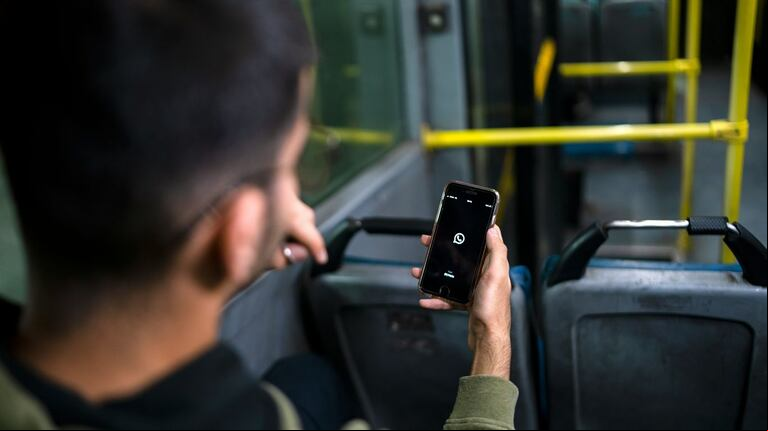 WhatsApp ya envía notificaciones a los s alcanzados por esta medida. (Foto: Unsplash/Viralyft)