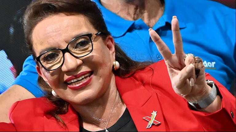Xiomara Castro hace la V de la Victoria tras su triunfo en las elecciones (Foto: AFP)