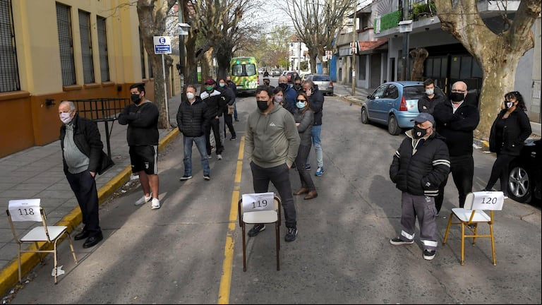 Ya votó el 67% del padrón pero todavía hay largas filas en las escuelas. (Foto: Telam).